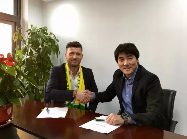据知名转会记者隆戈报道，AC米兰希望补强防线，并正在评估富安健洋的情况。